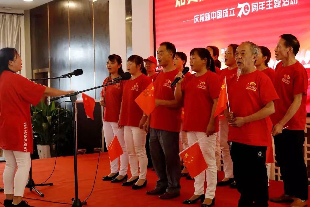 一个长方形的长和宽的比是7:3，如果长减少12厘米，宽增加16厘米，正好变成一个正方形，